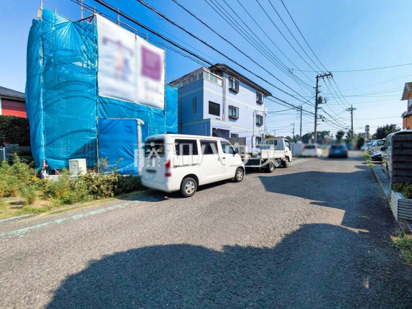 接道状況および現場風景　【東久留米市柳窪２丁目】 ここに住む方を想像して、着々と建築しております！ 