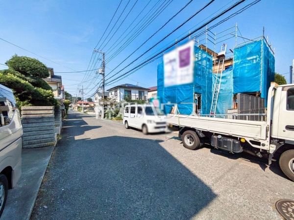 接道状況および現場風景　【東久留米市柳窪２丁目】 順調に工事が進んでいます。実際の街並みの様子が段々見えて参りました。ぜひ実際に現地をご見学下さいませ。 