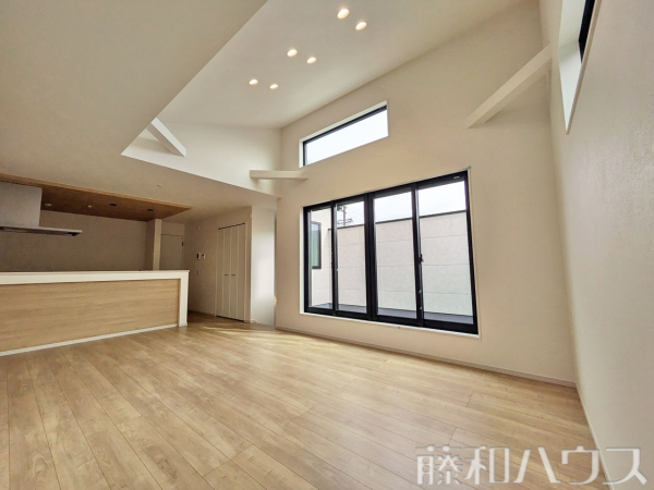リビング　【名古屋市名東区香流２丁目】