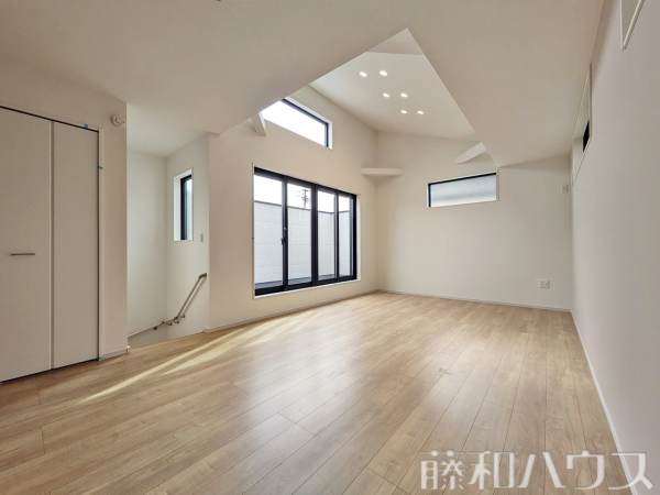 リビング　【名古屋市名東区香流２丁目】