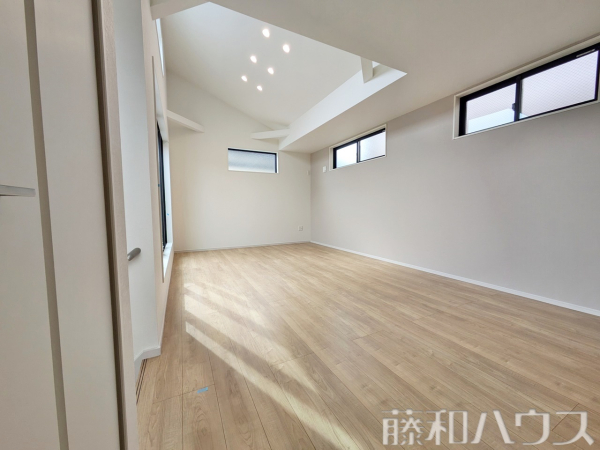 リビング　【名古屋市名東区香流２丁目】