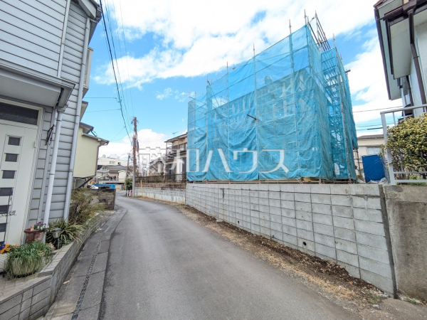 1号棟　接道状況および現場風景　【八王子市中野山王２丁目】建築中のため、完成後には確認できなくなる構造部分などが今ならご覧いただけます。入居後のマイホームへの愛着も違うかもしれませんね！