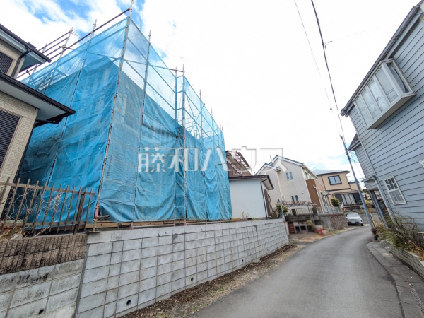 1号棟　接道状況および現場風景　【八王子市中野山王２丁目】お住まい探しは、家の良し悪しだけでなく周辺環境も重要なポイントです。ぜひ一度お客様の目でご覧ください。　