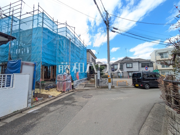 1号棟　接道状況および現場風景　【八王子市中野山王２丁目】今なら家の骨組みなど、完成してからでは確認ができないような構造をご覧いただけます！