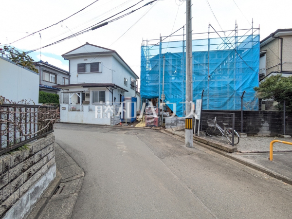 1号棟　接道状況および現場風景　【八王子市中野山王２丁目】まだブルーシートが被っておりますので、安全にご案内させていただくため、ぜひお問い合わせください。