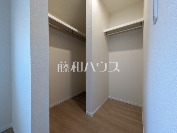 ウォークインクローゼットは、お洋服等がたくさん収納できて便利です。　【府中市清水が丘２丁目】
