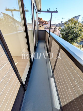 バルコニー　【狛江市西野川４丁目】
南向きのバルコニーは日差しもたっぷり注ぎ、お洗濯物もよく乾きます。　