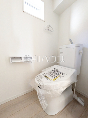 トイレ　【狛江市西野川４丁目】
各階にトイレがあると、階段の上り下りをせずに済むため就寝時なども便利です。　