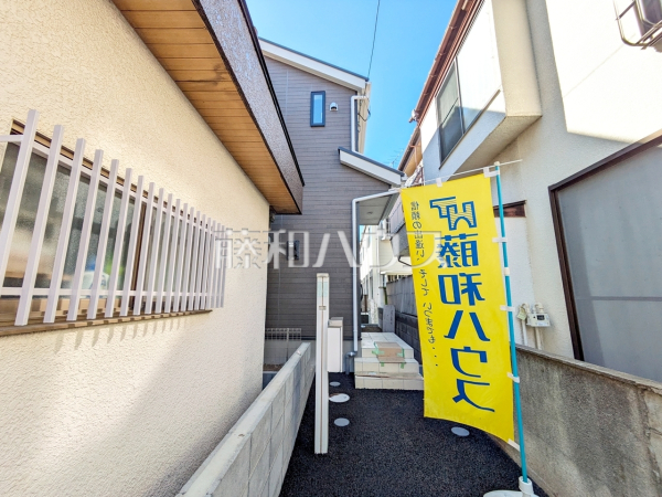 外観　【狛江市西野川４丁目】道路から奥まった住まいは、車や人通りも気にならずプライバシーの確保された住空間を保つことができます。