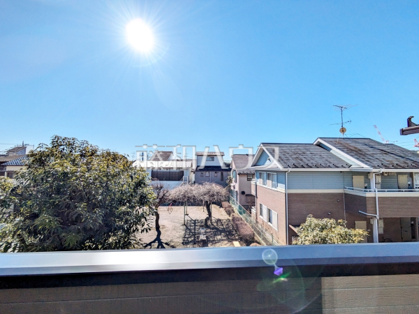 バルコニー眺望　【狛江市西野川４丁目】 周囲に高い建物のないエリアのため、空が大きく感じます。 