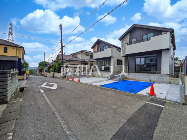 接道状況および現場風景　【八王子市富士見町】 「八王子」駅徒歩25分と少し距離はございますが、毎日の通勤通学で駅まで歩けば、運動不足も解消されて一石二鳥です！ 