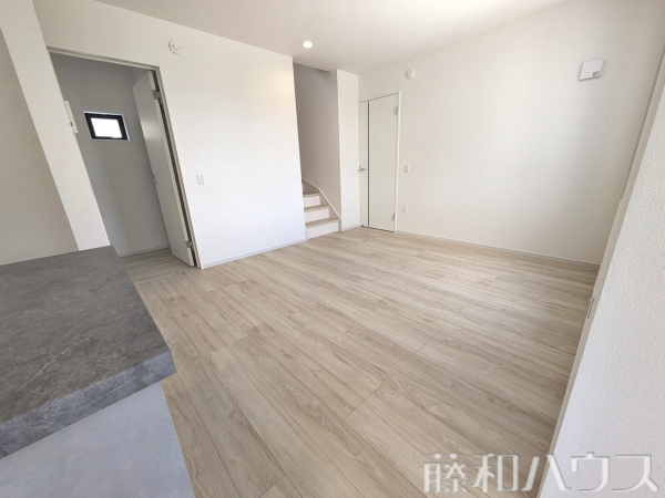 リビング　【春日井市中切町１丁目】