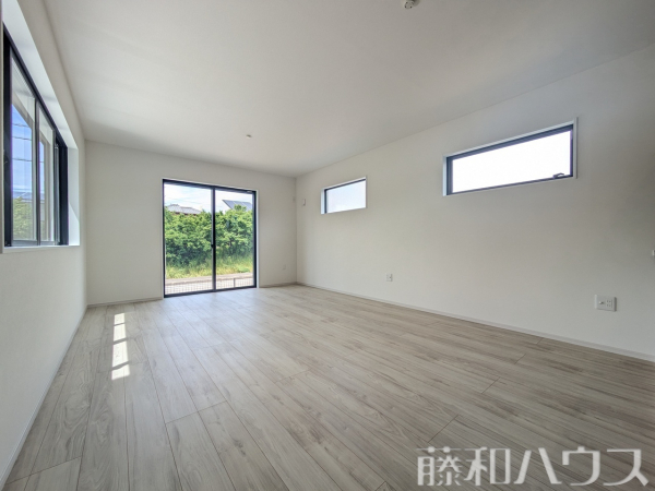 リビング　【春日井市中切町１丁目】