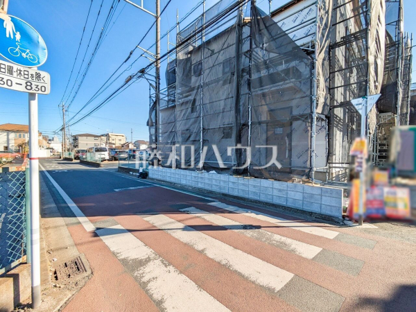 接道状況および現場風景　【所沢市上新井５丁目】 ここに住む方を想像して、着々と建築しております！ 