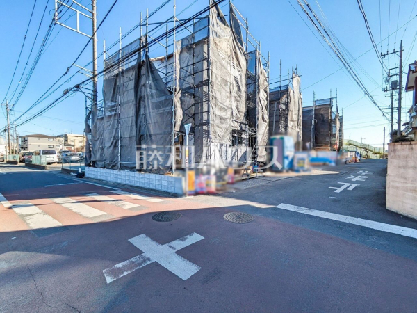 接道状況および現場風景　【所沢市上新井５丁目】 見学はしたいけど、なかなか時間が取れない・・・そんな方に出勤前や仕事終わりにマイホームを見学できるサポートをいたします。 