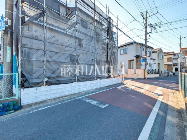 接道状況および現場風景　【所沢市上新井５丁目】 完成前ですがご見学できます。通常ではなかなか見ることのできない建物構造も、建築中だからこそご覧になれます。 