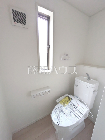 各階にトイレがあると、階段の上り下りをせずに済むため就寝時なども便利です。 　【和光市下新倉３丁目】