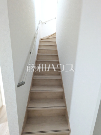 手すり付き階段でお子様やお年寄りの昇降も安心です。　【和光市下新倉３丁目】