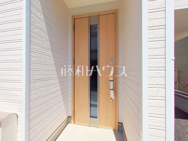 4号棟　玄関　【和光市下新倉３丁目】　暖かみのある木目も配し、優しい色使いでコントラストを抑え落ち着きある家を演出しています。