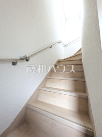 手摺付き階段　【和光市下新倉３丁目】