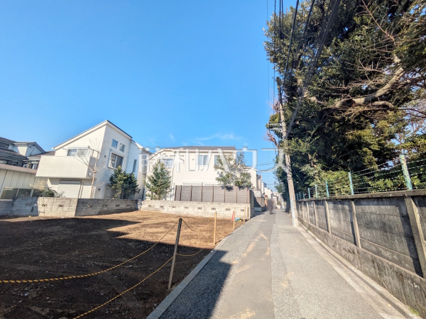 接道状況および現場風景　【杉並区和泉２丁目】 フリースタイル分譲地で、個性あふれる住まいを実現いたしませんか？ 