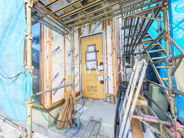 玄関　【東村山市青葉町３丁目】 建物のプレゼンをさせていただきますので、実際の完成イメージを思い描いていただくことができます。お気軽にお問合せ下さい。 