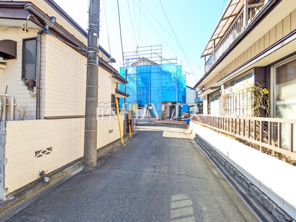 接道状況および現場風景　【東村山市青葉町３丁目】 完成前ですがご見学できます。通常ではなかなか見ることのできない建物構造も、建築中だからこそご覧になれます。 
