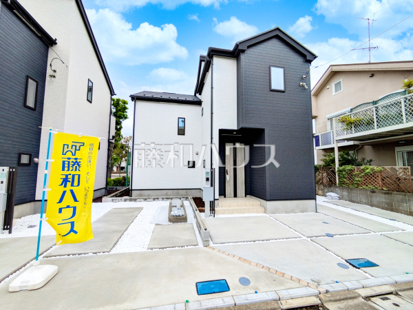 ≪1号棟　外観≫モノトーンを中心とした配色の現代的なデザイン。直線的ですっきりとしたスクエアなデザインが、お客様のお住まいを都会的に印象づけます。　【府中市北山町３丁目】
