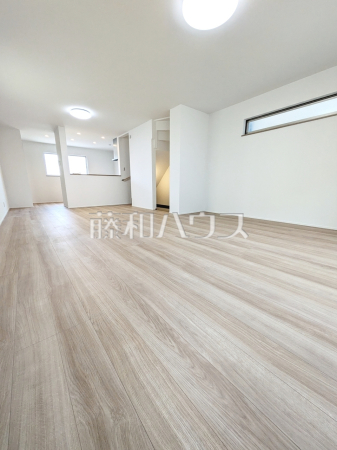 B号棟　対面キッチンを採用したリビングは明るく開放感を主として設計しました。一日の中で一番長く家族が集まる場所だから機能性と利便性を重視しました。　　【富士見市東みずほ台３丁目】
