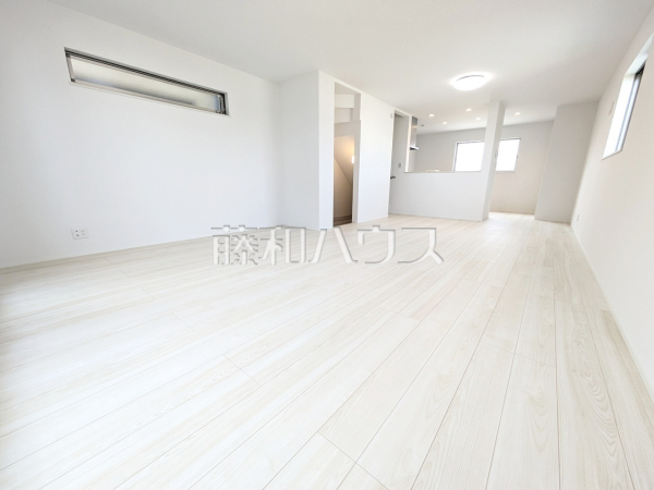A号棟　 約22.7帖のゆったりリビング。家族でテーブルを囲む素敵な時間をお愉しみ下さい。 　【富士見市東みずほ台３丁目】