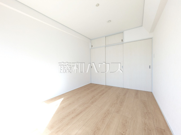 全居室南向きで明るく、冬場でも太陽の日差しで室内ぽかぽかです！　【レヂオンス田無】　居室

