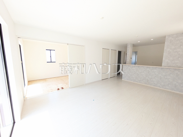 リビング　【福岡市南区屋形原２丁目】
