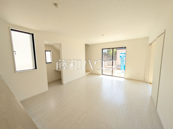 リビング　【福岡市南区屋形原２丁目】