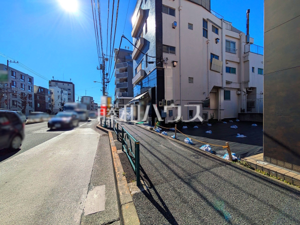 接道状況および現場風景　【杉並区南荻窪１丁目】 見学はしたいけど、なかなか時間が取れない・・・そんな方に出勤前や仕事終わりにマイホームを見学できるサポートをいたします。 