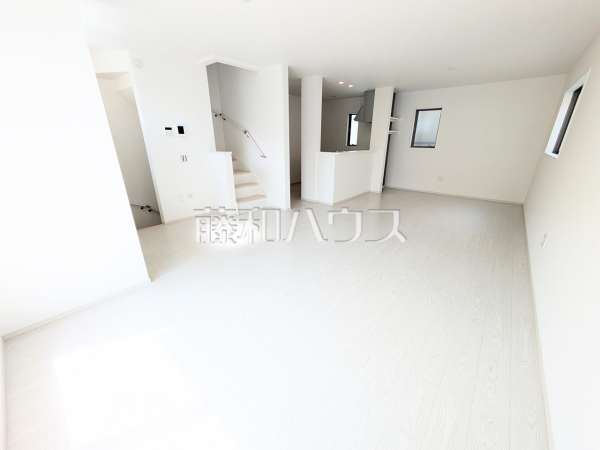 リビングに階段を配置しました。いつでも家族の顔が見えるのがメリットとして喜ばれています。 　【志木市幸町４丁目】