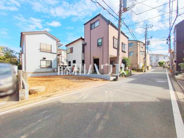 接道状況および現場風景　【志木市幸町４丁目】お住まい探しは、家の良し悪しだけでなく周辺環境も重要なポイントです。ぜひ一度お客様の目でご覧ください。　