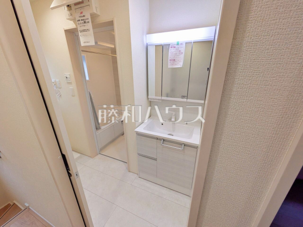 洗面室　 洗面室は、急いでいる朝でも二人で使える広さになっております。 　【志木市本町３丁目】