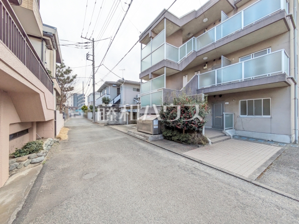 物件の事、諸費用の事など、小さな疑問もお気軽にご連絡・ご相談下さい。　　【国分寺市戸倉１丁目】接道状況および現場風景