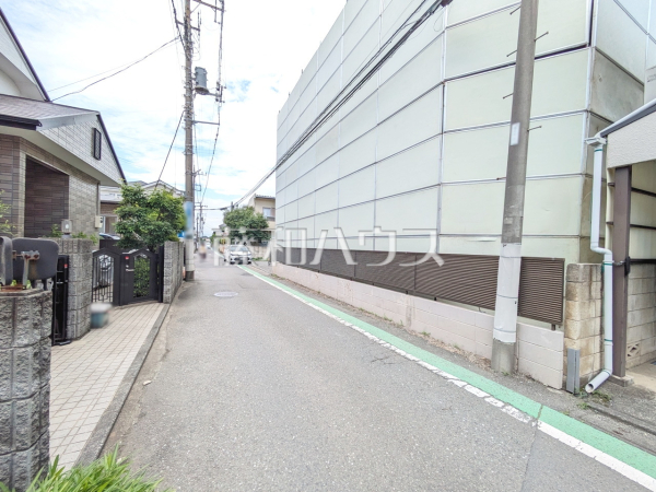接道状況および現場風景　【国分寺市戸倉１丁目】ご家族ぞれぞれの思い出と、どこまでも広がる空を独り占め！暖かな光に包まれ四季折々の風を感じる、幸せの空間がここに。