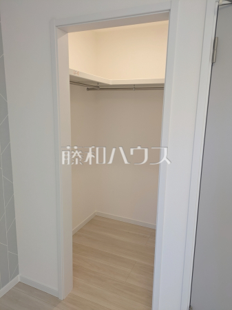 奥行のあるウォークインクローゼットでたっぷり収納できます！　【朝霞市三原２丁目】