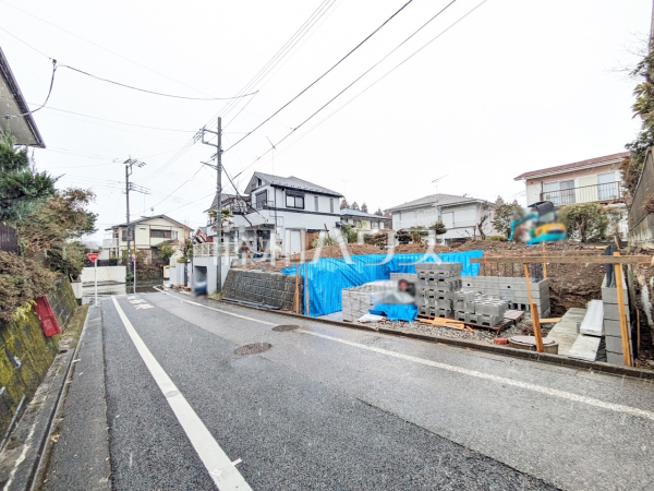 接道状況および現場風景　【八王子市片倉町】 建物のプレゼンをさせていただきますので、実際の完成イメージを思い描いていただくことができます。お気軽にお問合せ下さい。 