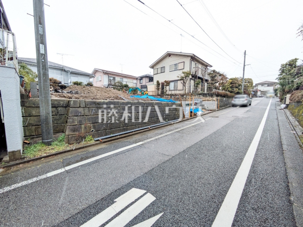 接道状況および現場風景　【八王子市片倉町】 平日のご案内も可能です。まずはお気軽にお問合せ下さいませ。 