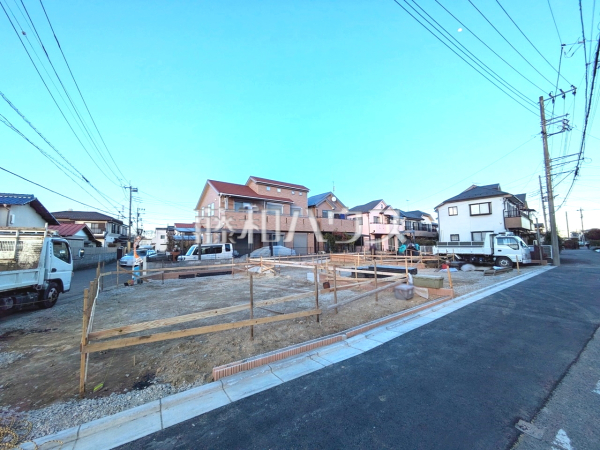 接道状況および現場風景　【日野市落川】
京王電鉄京王線【百草園】まで徒歩5分・商業施設徒歩圏内の良好な住環境に3棟の邸宅誕生