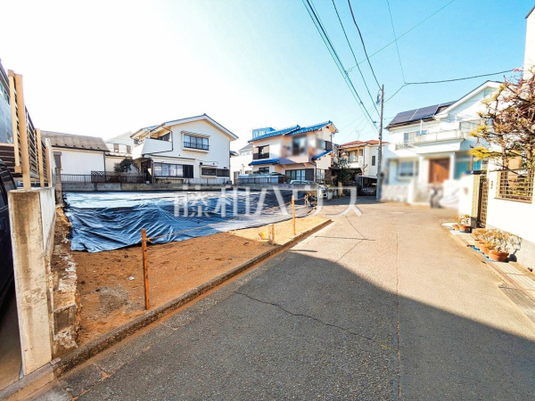 接道状況および現場風景　【東久留米市幸町５丁目】 建物のプレゼンをさせていただきますので、実際の完成イメージを思い描いていただくことができます。お気軽にお問合せ下さい。 