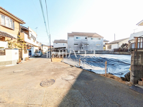 接道状況および現場風景　【東久留米市幸町５丁目】 見学はしたいけど、なかなか時間が取れない・・・そんな方に出勤前や仕事終わりにマイホームを見学できるサポートをいたします。 