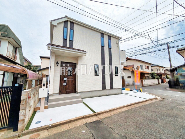 生活に溶け込むシンプルなデザインの外観が魅力の新邸です。【新座市池田４丁目】