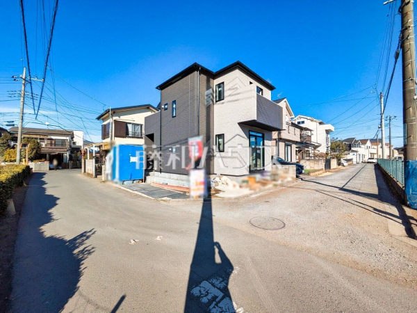 接道状況および現場風景　【所沢市上新井５丁目】 足場が外れて実際の外観が見えてきました。完成までもう少しです。 