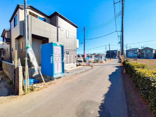 接道状況および現場風景　【所沢市上新井５丁目】 ここに住む方を想像して、着々と建築しております！ 