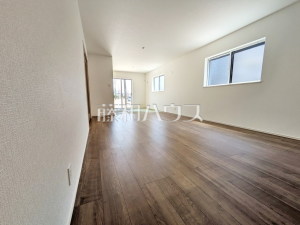 リビング　【春日井市朝宮町１丁目】