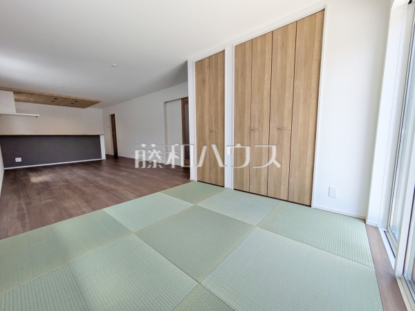 リビング　【春日井市朝宮町１丁目】